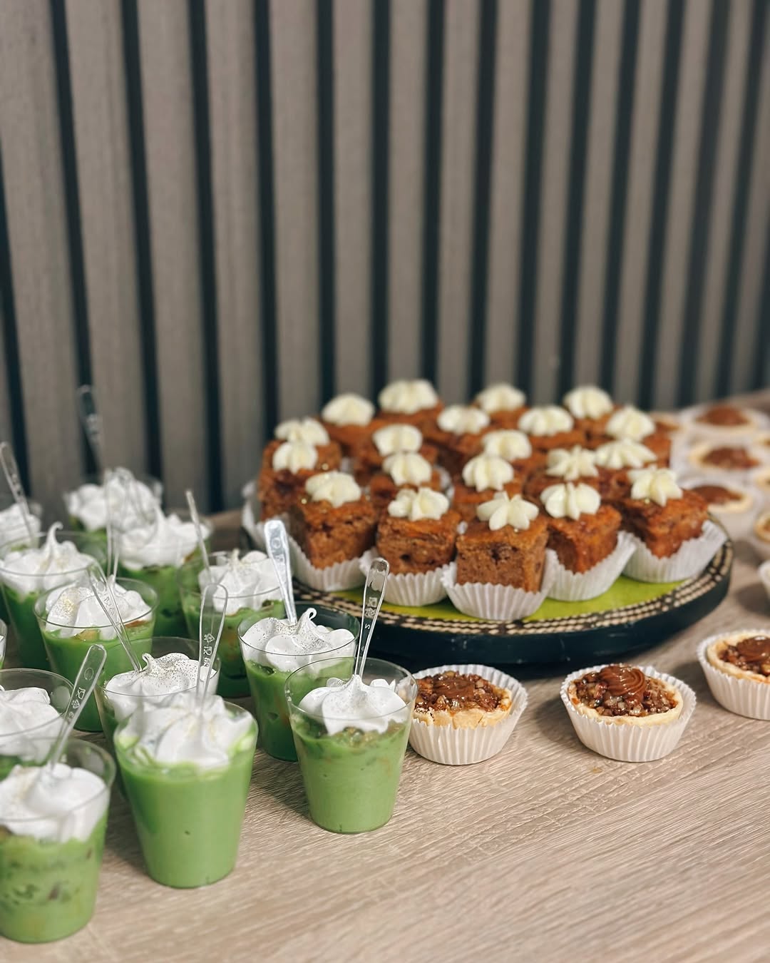 Mesa de postres variados